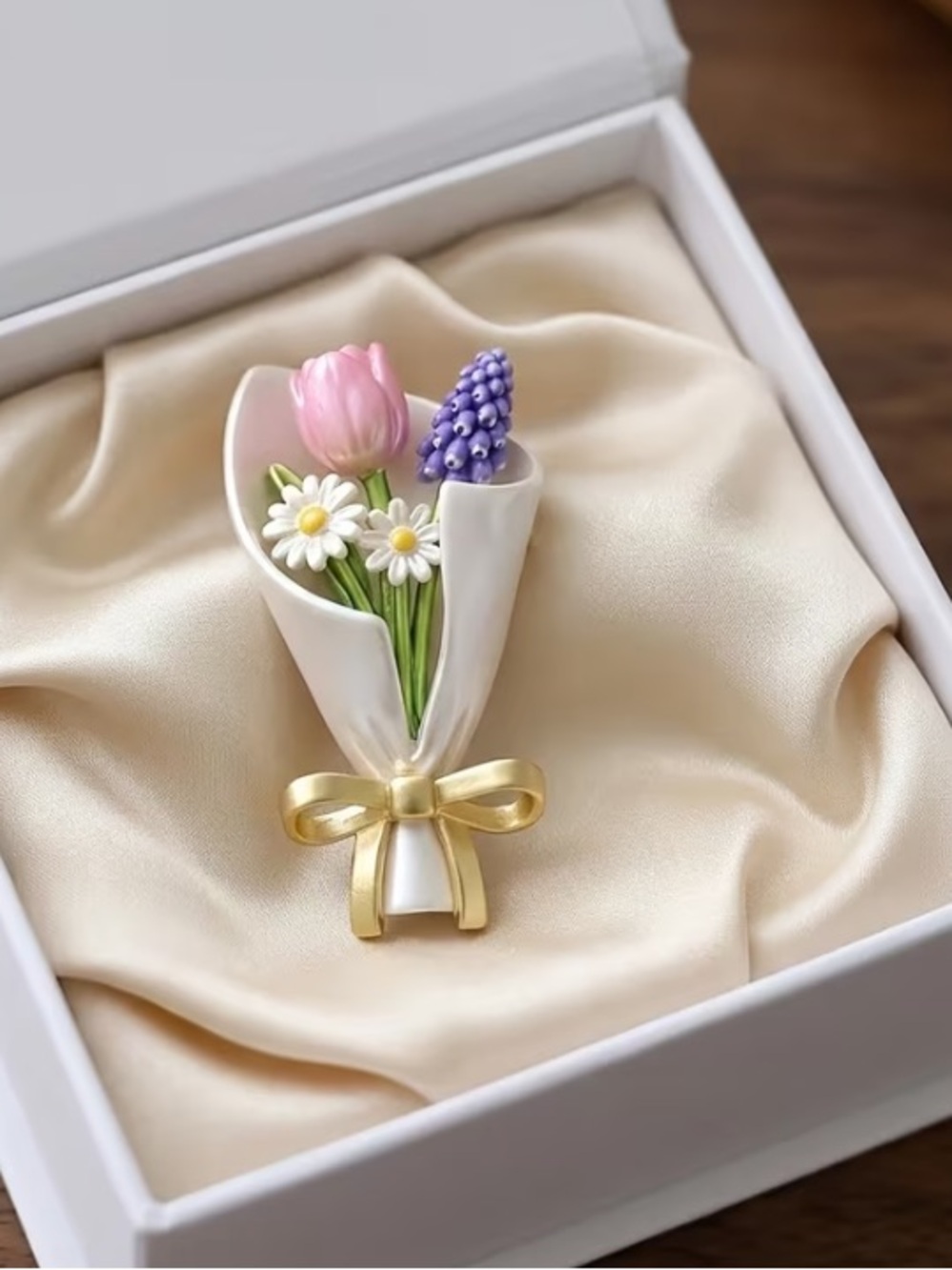 Elegant Wrap Brooch for Your Mini Floral Bouquet